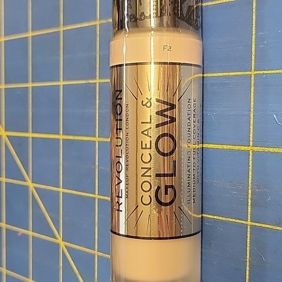 Revolution Conceal & Glow Concealer F2 New - Picture 2 of 5